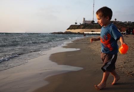 child runs to the sea   の写真素材