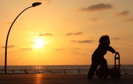 child watching the sunsetの写真素材