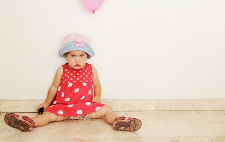 girl in a hat against the wallの写真素材