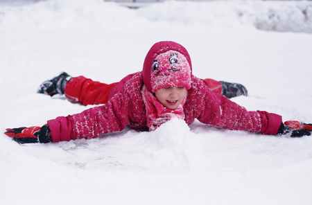 Winter portrait of a adorable 7 years old girl outdoorsの写真素材