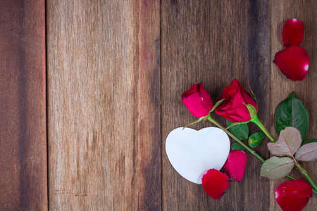 red roses on wooden backgroundの写真素材