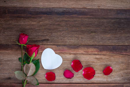 red roses on wooden backgroundの写真素材