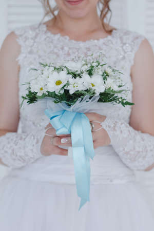 bride with camomile wedding bouquetの写真素材