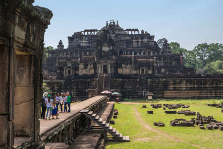 People are making a photo in front of Baphuon Templeのeditorial素材