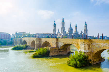 basilica de nuestra senora de pilar and puente de piedra in Zaragoza, Spain
の写真素材