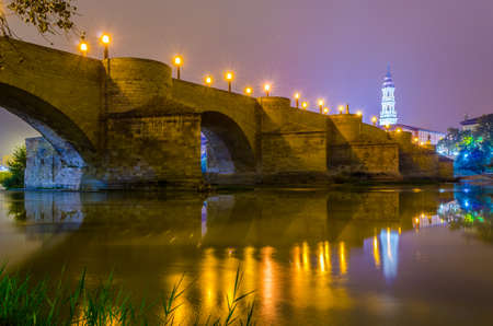 Night view of the puente de piedra in the spanish city Zaragoza
の写真素材
