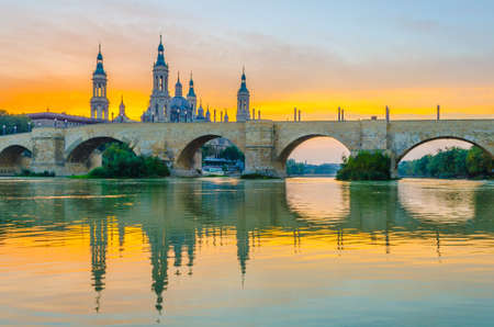 sunset view of the basilica de nuestra senora de pilar and puente de piedra in Zaragoza, Spain
の写真素材