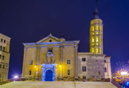 Night view of the Iglesia de San Juan de los Panetes in Zaragoza, Spain
の写真素材