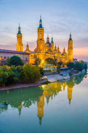 sunset view of the basilica de nuestra senora de pila in Zaragoza, Spain
の写真素材