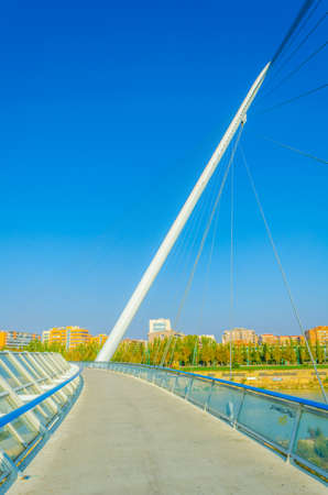 Pasarela del Voluntariado foot bridge in Zaragoza, Spain
の写真素材