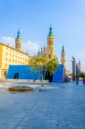 People are strolling in front of the basilica de nuestra senora de pilar in Zaragoza, Spain
のeditorial素材
