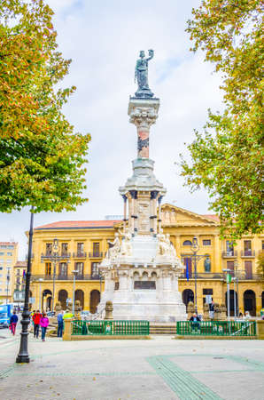 People are strolling towards monumento a los fueros at the end of paseo de pablo sarasete in Pamplona, Spain
のeditorial素材