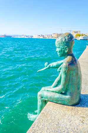 View of a statue of raqueros on waterfront in Santander, Spain
の写真素材