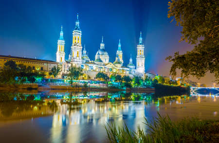 Night view of the basilica de nuestra senora de pilar in Zaragoza, Spain
の写真素材