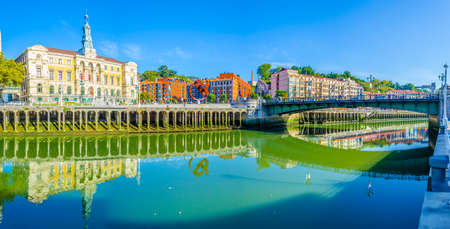 Waterfront of Nervion river near the town hall in Bilbao, Spain
のeditorial素材
