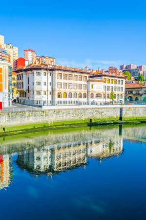 Waterfront of the Nervion river in Bilbao, Spain

の写真素材