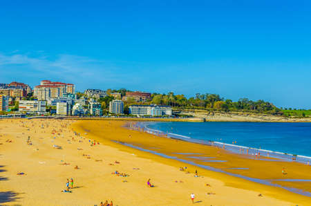 View of a beach in the spanish city Santander
の写真素材