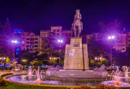 Night view of the statue of general Espartero in the spanish city logrono
のeditorial素材