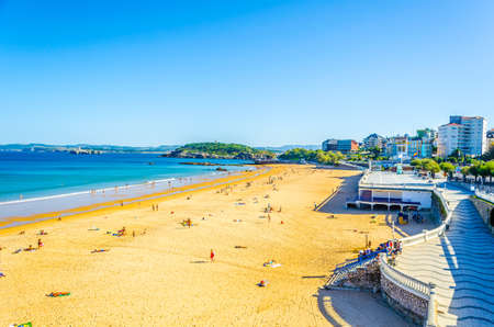 View of a beach in the spanish city Santander
の写真素材