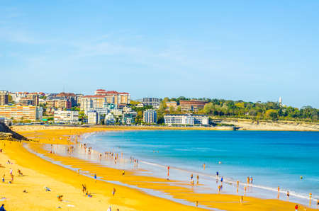 View of a beach in the spanish city Santander
の写真素材