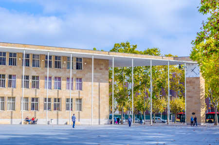 People are walking in front of the Logrono town hall, Spain.
のeditorial素材