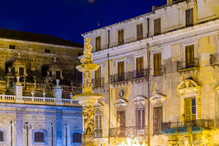Night view of the illuminated pretoria fountain in Palermo, Sicily, Italy
のeditorial素材