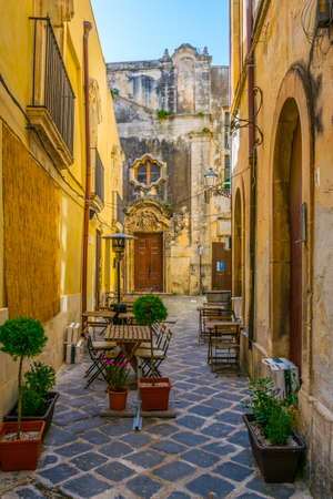 View of a narrow street in Syracuse, Sicily, Italy
の写真素材