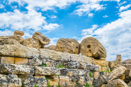 View of ruins of the temple of Zeus in the Valley of temples near Agrigento in Sicily, Italy
の写真素材