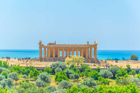 View of the Concordia temple in the Valley of temples near Agrigento in Sicily, Italy
の写真素材