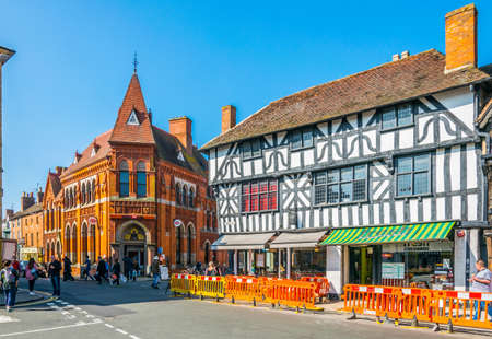 STRATFORD UPON AVON, UNITED KINGDOM, APRIL 8, 2017: People are strolling alongside traditional wooden houses in Stratford upon Avon, Englandのeditorial素材