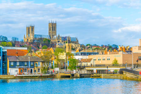 LINCOLN, UNITED KINGDOM, APRIL 10, 2017: Lincoln cathedral overlooking Brayford pool, Englandのeditorial素材
