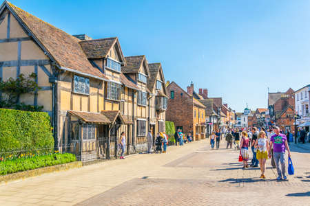STRATFORD UPON AVON, UNITED KINGDOM, APRIL 8, 2017: People are strolling next to the birth house of William Shakespeare in Stratford upon Avon, Englandのeditorial素材