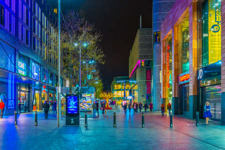 LIVERPOOL, UNITED KINGDOM, APRIL 6, 2017: People are walking on a street in Liverpool during night, Englandのeditorial素材