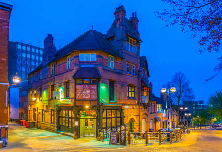 NOTTINGHAM, UNITED KINGDOM, APRIL 10, 2017: Night view of a pub in Nottingham, Englandのeditorial素材