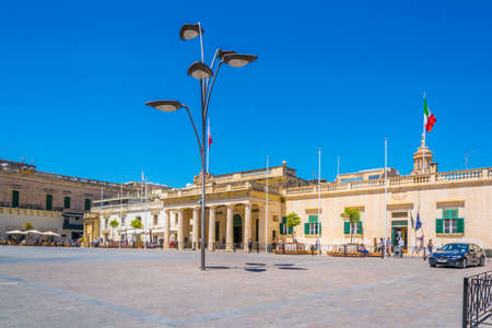 VALLETTA, MALTA, MAY 3, 2017:  saint george's square with the main guard building in Valletta, Maltaのeditorial素材