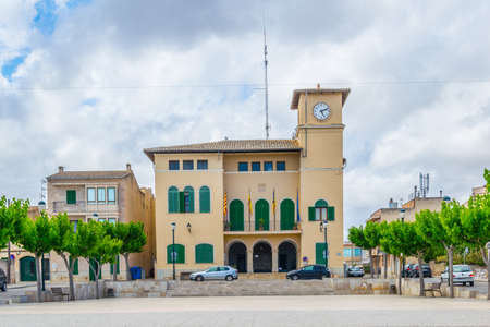 View of a narrow street in Ses Salines, Mallorca, Spainのeditorial素材