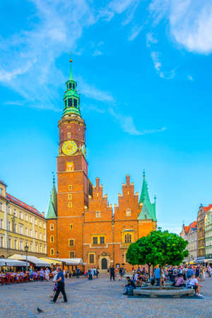 WROCLAW, POLAND, MAY 28, 2017: People are passing beautiful town hall at Rynek, the picturesque square in central Wroclaw, Polandのeditorial素材