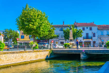 L'ISLE-SUR-LA-SORGUE, FRANCE, JUNE 24, 2017: Channel running around the historical center of l'Isle sur la Sorgue in Franceのeditorial素材