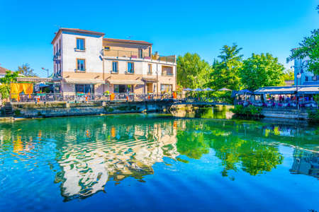 L'ISLE-SUR-LA-SORGUE, FRANCE, JUNE 24, 2017: Channel running around the historical center of l'Isle sur la Sorgue in Franceのeditorial素材