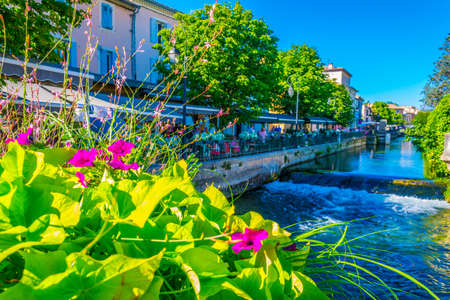 L'ISLE-SUR-LA-SORGUE, FRANCE, JUNE 24, 2017: Channel running around the historical center of l'Isle sur la Sorgue in Franceのeditorial素材