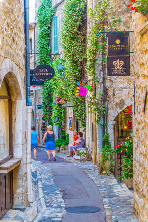 SAINT PAUL DE VENCE, FRANCE, JUNE 13, 2017: A narrow street in the old town of Saint Paul de Vence, Franceのeditorial素材