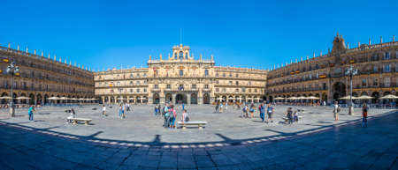 SALAMANCA, SPAIN, OCTOBER 5, 2017: People are strolling through Plaza Mayor at Salamanca, Spainのeditorial素材