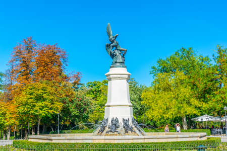 Fountain of a fallen angel at Parque del Buen Retiro in Madrid, Spainの写真素材