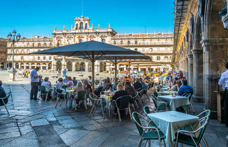 SALAMANCA, SPAIN, OCTOBER 5, 2017: People are strolling through Plaza Mayor at Salamanca, Spainのeditorial素材