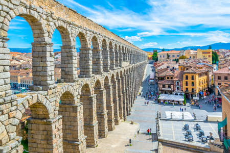 SEGOVIA, SPAIN, OCTOBER 4, 2017: People are walking towards famous aqueduct at Segovia, Spainのeditorial素材