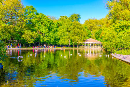 View of a small pond in the Saint Stephen's Green park in Dublin, Irelandの写真素材