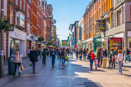 DUBLIN, IRELAND, MAY 9, 2017: People are strolling through a busy street in the central Dublin, Irelandのeditorial素材