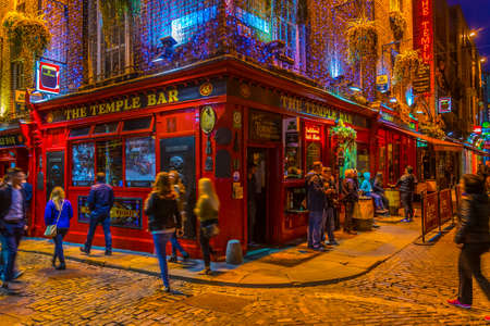 DUBLIN, IRELAND, MAY 10, 2017:  the temple bar pub in central Dublin, Irelandのeditorial素材