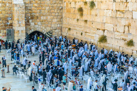 JERUSALEM, ISRAEL, SEPTEMBER 9, 2018: People are praying at the western wall in the old town of Jerusalem, Israelのeditorial素材