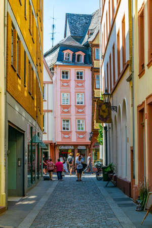 MAINZ, GERMANY, AUGUST 17, 2018: Tourists are strolling through the center of Mainz, Germanyのeditorial素材